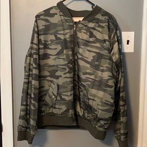 Camo bommer jacket with cream quilted inside